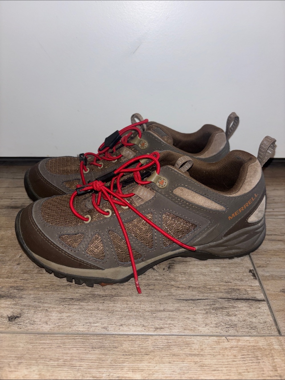 Merrell Woman’s Brown Hiking Sneakers with Red Laces Size 7.5